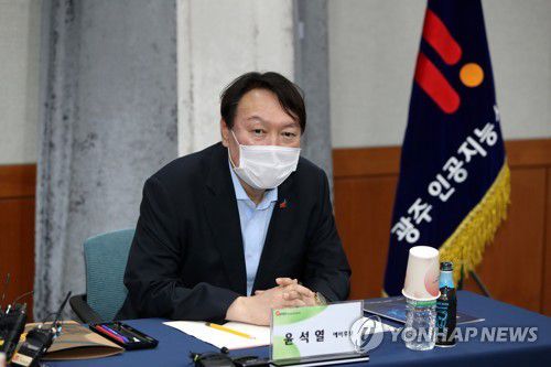 윤석열, 광주 인공지능 사관학교 간담회 인사말(광주=연합뉴스) 정회성 기자 = 대선 출마를 선언한 윤석열 전 검찰총장이 17일 오후 광주 북구 인공지능 사관학교에서 인공지능 분야 기관·업체 관계자 간담회에서 인사말을 하고 있다. 2021.7.17 hs@yna.co.kr