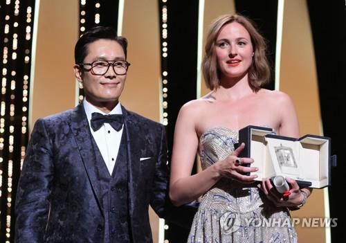 제74회 칸 국제 영화제에서 여우주연상을 시상한 배우 이병헌[AFP=연합뉴스]