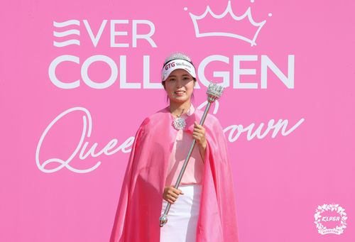 챔피언 망토를 걸치고 티아라를 쓴 전예성.[KLPGA 제공. 재판매 및 DB 금지]