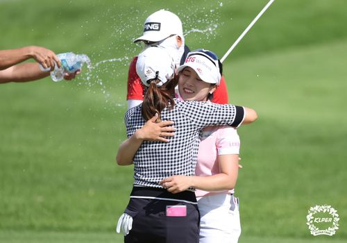 연장전을 마치고 허다빈과 포옹하는 전예성.[KLPGA 제공. 재판매 및 DB 금지]