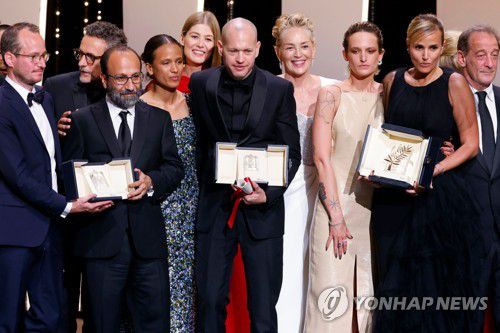 74회 칸 영화제 수상자와 폐막식 진행자들[로이터=연합뉴스]