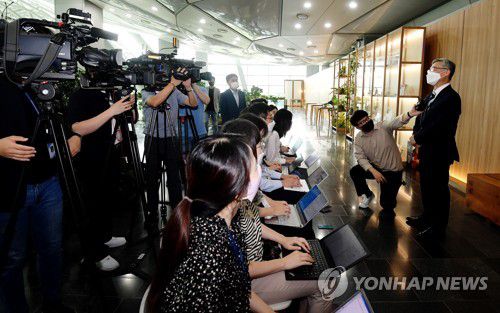 취재진과 질의응답하는 최재형 전 감사원장(서울=연합뉴스) 국민의힘 유력 대권 주자인 최재형 전 감사원장이 19일 오전 서울 중구 서울시청에 서 오세훈 서울시장을 예방한 뒤 취재진의 질문에 답하고 있다. 2021.7.19 jeong@yna.co.kr