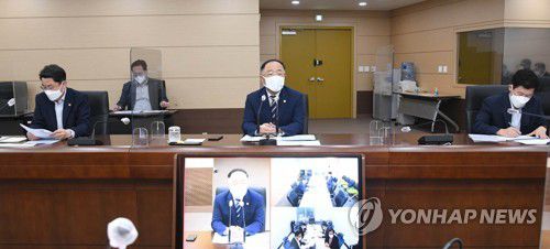 확대간부회의 주재하는 홍남기 부총리(서울=연합뉴스) 홍남기 경제부총리 겸 기획재정부 장관이 19일 오후 정부세종청사에서 열린 기획재정부 확대간부회의에서 발언하고 있다. [기획재정부 제공. 재판매 및 DB 금지] photo@yna.co.kr