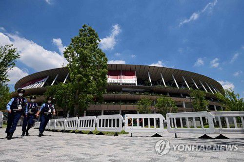 '도쿄올림픽 D-4' 국립경기장 주변 순찰하는 일본 경찰(나리타 AFP=연합뉴스) 2020 도쿄올림픽 개막이 나흘 앞으로 다가온 19일 일본 도쿄 신주쿠에 있는 올림픽 주경기장(메인스타디움)인 국립경기장 주변을 경찰이 순찰하고 있다. 도쿄올림픽은 오는 23일 개막해 내달 8일까지 진행된다. leekm@yna.co.kr