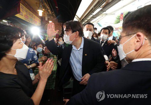 대구 서문시장서 상인과 인사하는 윤석열(대구=연합뉴스) 김현태 기자 = 대선 출마를 선언한 윤석열 전 검찰총장이 20일 오후 대구 중구 서문시장을 찾아 상인들과 인사하고 있다. 2021.7.20 mtkht@yna.co.kr