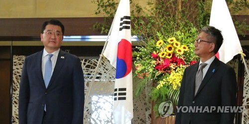 도쿄서 만난 한일 외교차관(도쿄=연합뉴스) 이세원 특파원 =  최종건 외교부 1차관(왼쪽)이 20일 오후 일본 도쿄도(東京都) 미나토(港)구 소재 외무성 이쿠라(飯倉)공관에서 모리 다케오(森健良) 일본 외무성 사무차관과 한일 외교차관 협의 시작에 앞서 기념사진을 찍고 있다. 2021.7.20 sewonlee@yna.co.kr