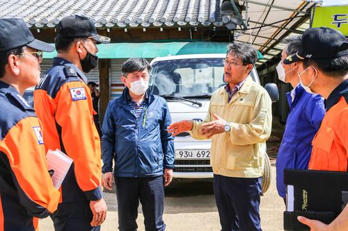 수해 현장 찾은 서동용 국회의원(오른쪽 네번째)과 김순호 구례군수(오른쪽 세번째)[구례군 제공. 재판매 및 DB 금지]