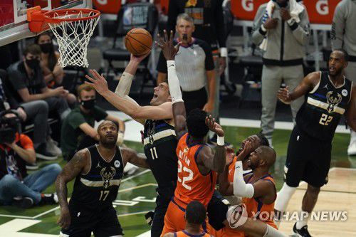 밀워키-피닉스 경기 모습[AP=연합뉴스]