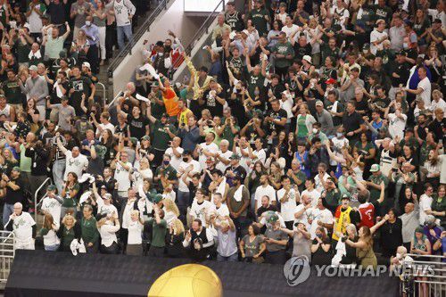 환호하는 밀워키 팬들[EPA=연합뉴스]