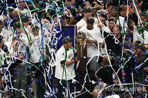 우승의 기쁨을 나누는 밀워키 선수들[AFP=연합뉴스]