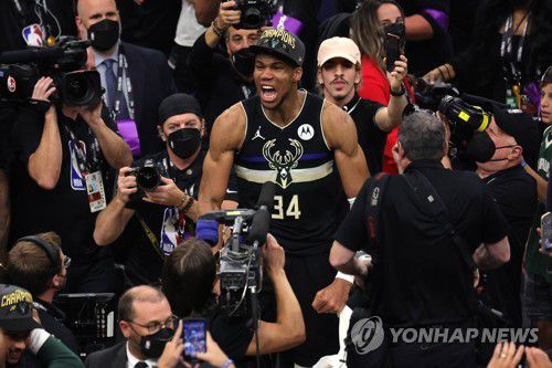 아데토쿤보 '이제 진짜 챔피언!'[AFP=연합뉴스]