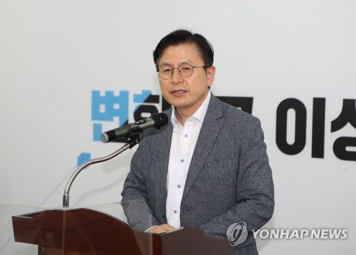 대구서 기자간담회 하는 황교안(대구=연합뉴스) 김현태 기자 = 대선 출마를 선언한 황교안 전 미래통합당(국민의힘 전신) 대표가 19일 국민의힘 대구시당에서 기자간담회를 하고 있다. 2021.7.19 mtkht@yna.co.kr