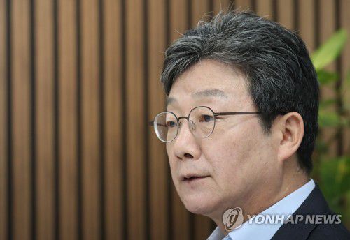 연합뉴스와 인터뷰하는 유승민 전 의원(서울=연합뉴스) 하사헌 기자 = 국민의힘 대권주자인 유승민 전 의원이 서울 여의도 희망22 사무실에서 연합뉴스와 인터뷰하고 있다. toadboy@yna.co.kr