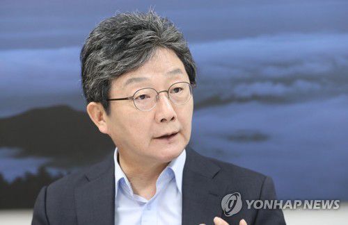 유승민 전 의원, 연합뉴스와 인터뷰(서울=연합뉴스) 하사헌 기자 = 국민의힘 대권주자인 유승민 전 의원이 서울 여의도 희망22 사무실에서 연합뉴스와 인터뷰하고 있다. toadboy@yna.co.kr
