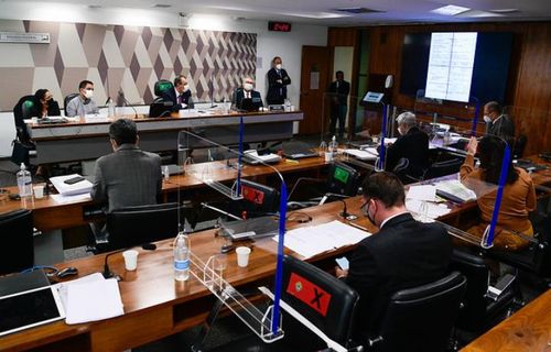 브라질 코로나19 국정조사위원회브라질 코로나19 국정조사위원회는 21일(현지시간) 코로나19 관련 가짜뉴스를 퍼뜨린 것으로 의심되는 정치인과 각료 26명의 명단을 발표했다. 대통령의 장남 플라비우 보우소나루 상원의원과 삼남 에두아르두 보우소나루 하원의원, 우파 정당 의원, 현직 각료 등이 명단에 포함됐다. [브라질 상원 제공, 재판매 및 DB 금지]