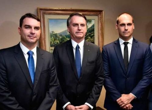 브라질 대통령과 두 아들왼쪽부터 플라비우 상원의원, 보우소나루 대통령, 에두아르두 하원의원 [브라질 대통령실 제공, 재판매 및 DB 금지]