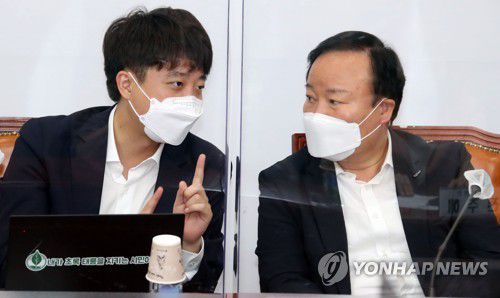 김재원 최고위원과 대화하는 이준석 대표(서울=연합뉴스) 하사헌 기자 = 국민의힘 이준석 대표(왼쪽)가 22일 국회에서 열린 최고위원회의에서 김재원 최고위원과 대화하고 있다. 2021.7.22 toadboy@yna.co.kr