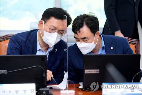 대화하는 송영길 대표와 윤관석 사무총장(서울=연합뉴스) 하사헌 기자 = 더불어민주당 송영길 대표(왼쪽)와 윤관석 사무총장이 22일 서울 여의도 국회에서 열린 화상 의원총회에서 대화하고 있다. 2021.7.22 toadboy@yna.co.kr