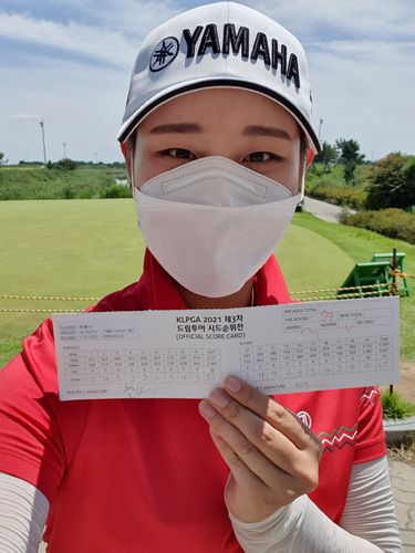 59타 스코어카드를 든 허윤나.[KLPGA 제공. 재판매 및 DB 금지]