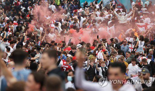 유로 2020 결승전에 웸블리 밖에 모인 팬들[로이터=연합뉴스 자료사진]
