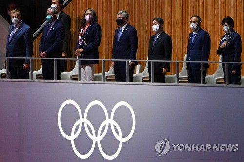 올림픽 개막식에 참석하는 나루히토 일왕과 스가 일본 총리(도쿄 AFP=연합뉴스) 고이케 유리코 일본 도쿄도 지사(오른쪽부터). 스가 요시히데 일본 총리, 나루히토 일왕, 토마스 바흐 국제올림픽위원회(IOC) 위원장이 23일 도쿄 올림픽 경기장에서 열린 도쿄 올림픽 개막식에 참석하고 있다. jsmoon@yna.co.kr