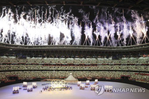 [올림픽] 올림픽 개막(도쿄=연합뉴스) 김인철 기자 = 23일 일본 도쿄 신주쿠 국립경기장에서 열린 2020 도쿄올림픽 개막식에서 화려한 불꽃이 올림픽 개막을 알리고 있다. 2021.7.23 yatoya@yna.co.kr