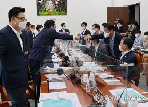 인사하는 박홍근 추경예산안 등 조정소위 위원장과 의원들(서울=연합뉴스) 하사헌 기자 = 22일 국회에서 열린 제3차 예산결산특별위원회 2021년도 제2회 추경예산안 등 조정소위원회에서 박홍근 소위원장과 여야의원들이 인사하고 있다. 2021.7.22 toadboy@yna.co.kr