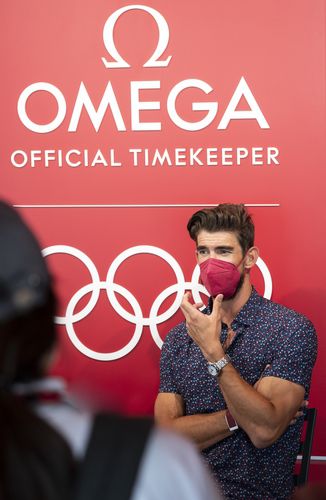 인터뷰하는 펠프스(도쿄=연합뉴스) 은퇴한 수영 황제 마이클 펠프스가 25일 일본 도쿄 올림픽 팬 파크 내 오메가 쇼케이스 현장에서 국내외 언론과 인터뷰하고 있다. [오메가 제공. 재판매 및 DB금지]