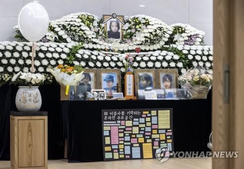 공군 이 모 중사 추모소(성남=연합뉴스) 윤동진 기자 = 공군 여중사 성추행 피해 사망 사건 논의를 위해 민간 전문가로 구성된 군검찰 수사심의위원회가 6일 열린다고 국방부가 지난 5일 밝혔다. 이번 회의에서는 국방부 검찰단의 중간수사 결과 발표를 앞두고 지금까지 기소되지 않은 피의자들에 대한 기소여부 등의 안건이 보고될 것으로 알려졌다.     사진은 이날 경기도 성남시 국군수도병원 장례식장에 마련된 고(故) 이 모 중사 추모소의 모습. 2021.7.6