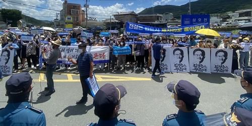 마산교도소 앞 집결한 김경수 지지단체[촬영 김동민]