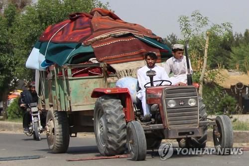 아프간 정부군과 탈레반 간 전투를 피해 탈출하는 아프가니스탄 주민. [EPA=연합뉴스]
