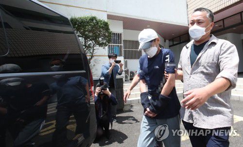 제주지법으로 이송되는 제주 중학생 살해 피의자(제주=연합뉴스) 제주에서 중학생을 살해하고 도주한 혐의를 받는 백씨가 21일 오후 구속 전 영장실질심사를 받기 위해 제주동부경찰서에서 제주지법으로 이송되고 있다. [연합뉴스 자료사진]