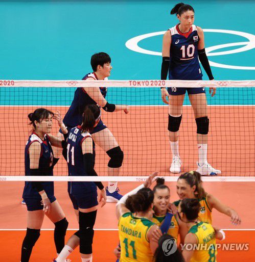 [올림픽] '안 풀리네..'(도쿄=연합뉴스) 신준희 기자 = 25일 도쿄 아리아케 경기장에서 열린 도쿄올림픽 여자 배구 한국과 브라질의 경기.     한국 김연경 등 선수들이 실점한 뒤 어두운 표정을 짓고 있다. 2021.7.25 hama@yna.co.kr