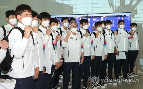 [올림픽] 올림픽 야구대표팀 '파이팅!'(영종도=연합뉴스) 황광모 기자 = 2020도쿄올림픽 야구대표팀이 26일 오전 인천공항에서 일본 도쿄로 출국하기 전 기념 촬영하고 있다. 2021.7.26 hkmpooh@yna.co.kr