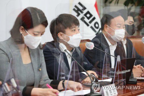 발언하는 이준석 대표(서울=연합뉴스) 하사헌 기자 = 국민의힘 이준석 대표가 26일 오전 국회에서 열린 최고위원회의에서 발언하고 있다. 2021.7.26 toadboy@yna.co.kr