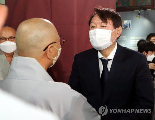 인사하는 윤석열(김제=연합뉴스) 정경재 기자 = 윤석열 전 검찰총장이 26일 전북 김제시 금산사에서 열린 대한불교조계종 전 총무원장 월주(月珠)스님 영결식에 앞서 스님들과 인사를 나누고 있다. 2021.7.26 jaya@yna.co.kr