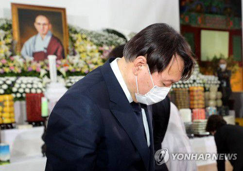 침통한 표정의 윤석열(김제=연합뉴스) 정경재 기자 = 윤석열 전 검찰총장이 26일 전북 김제시 금산사에서 열린 대한불교조계종 전 총무원장 월주(月珠)스님 영결식에 앞서 분향을 마치고 돌아서고 있다. 2021.7.26 jaya@yna.co.kr