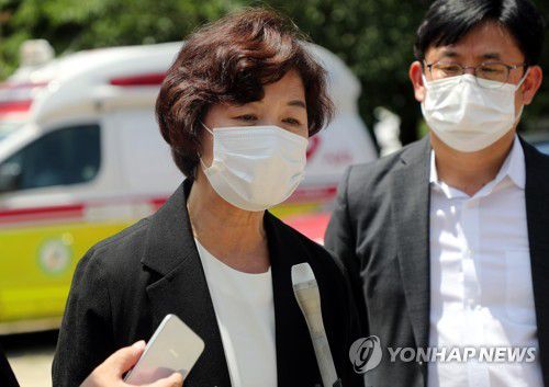 답하는 추미애(김제=연합뉴스) 정경재 기자 = 추미애 전 법무부장관이 26일 전북 김제시 금산사에서 열린 대한불교조계종 전 총무원장 월주(月珠)스님 영결식 조문을 마치고 취재진과 인터뷰하고 있다. 2021.7.26 jaya@yna.co.kr