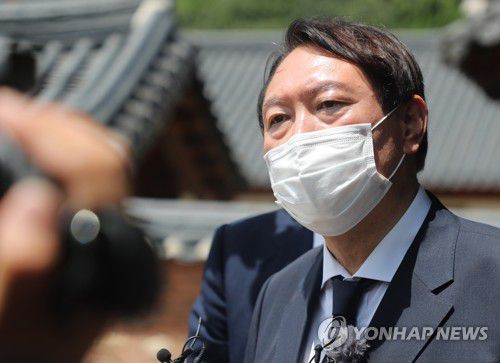 인터뷰하는 윤석열(김제=연합뉴스) 정경재 기자 = 윤석열 전 검찰총장이 26일 전북 김제시 금산사에서 열린 대한불교조계종 전 총무원장 월주(月珠)스님 영결식 조문을 마치고 취재진 질문을 받고 있다. 2021.7.26 jaya@yna.co.kr