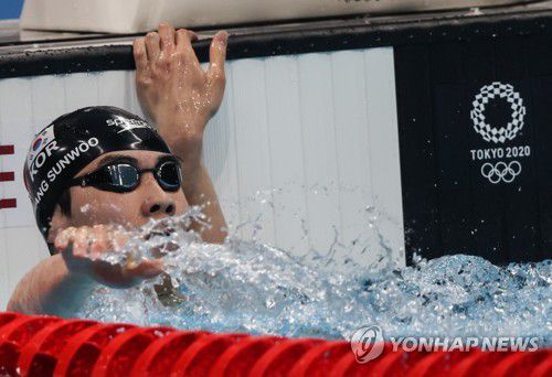 [올림픽] 결승 무대 진출 확인하는 황선우(도쿄=연합뉴스) 진성철 기자 = 26일 일본 도쿄 아쿠아틱스 센터에서 열린 남자 자유형 200m 준결승에서 황선우가 기록을 확인하고 있다. 전체 6위 기록으로 결승 진출.   2021.7.26 zjin@yna.co.kr