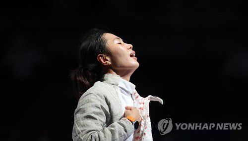 [올림픽] 펜싱 김지연, 16강 탈락(도쿄=연합뉴스) 이지은 기자 = 26일 마쿠하리 메세홀에서 열린 도쿄올림픽 펜싱 여자 사브르 16강전에서 한국 김지연이 미국 마리엘 자구니스에게 패한 뒤 아쉬워하고 있다. 2021.7.26 jieunlee@yna.co.kr
