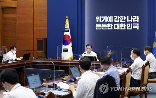 발언하는 문재인 대통령(서울=연합뉴스) 최재구 기자 = 문재인 대통령이 26일 청와대에서 열린 수석·보좌관 회의에서 발언하고 있다. jjaeck9@yna.co.kr