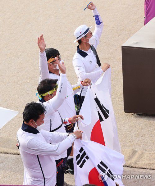 [올림픽] 태극기 흔드는 남자 양궁(도쿄=연합뉴스) 한상균 기자 = 26일 일본 유메노시마 공원 양궁장에서 열린 도쿄올림픽 남자 단체전 결승. 우승한 한국 대표팀 김제덕, 김우진, 오진혁이 태극기를 흔들고 있다. 2021.7.26 xyz@yna.co.kr