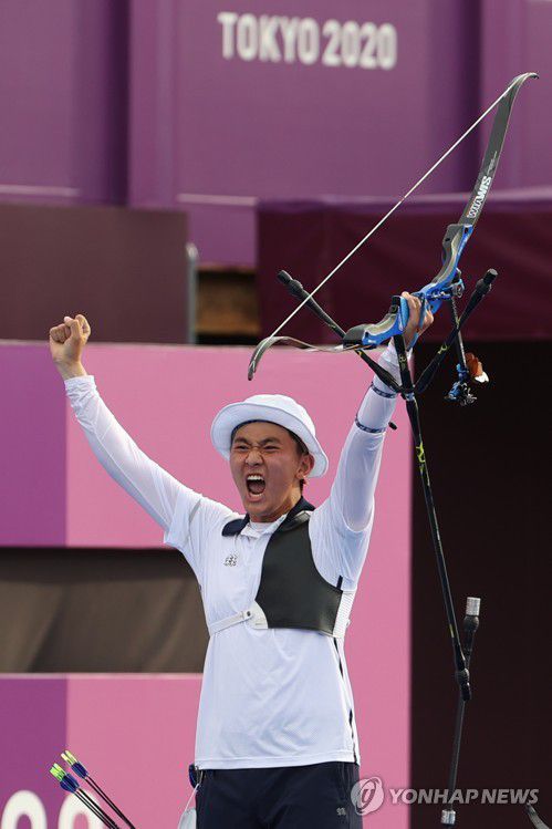 [올림픽] 2관왕 김제덕(도쿄=연합뉴스) 손형주 기자 = 26일 일본 유메노시마 공원 양궁장에서 열린 도쿄올림픽 남자 단체전 결승에서 2관왕에 등극한 김제덕이 우승을 확정한 뒤 환호하고 있다. 2021.7.26 handbrother@yna.co.kr