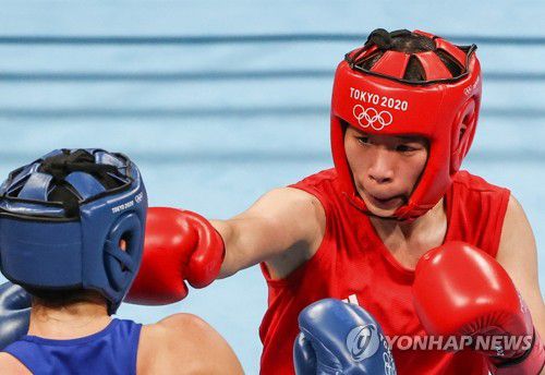 [올림픽] 올림픽링 오른 임애지(도쿄=연합뉴스) 류영석 기자 = 임애지가 26일 국기관에서 열린 도쿄올림픽 복싱 여자 페더급에서 호주 니콜슨 스카이에게 주먹을 날리고 있다. 2021.7.26 ondol@yna.co.kr