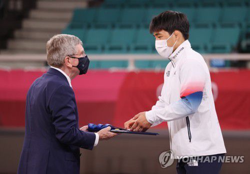 [올림픽] 바흐 IOC 위원장, 안창림 동메달 수여(도쿄=연합뉴스) 김인철 기자 = 26일 일본 도쿄 지요다구 무도관에서 열린 도쿄올림픽 유도 남자 73kg급 경기 시상식에서 동메달을 획득한 안창림이 토마스 바흐 IOC 위원장으로부터 메달을 받고 있다. 2021.7.26 yatoya@yna.co.kr
