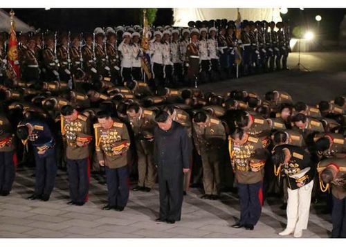 정전 68주년 맞아 6·25 전사자묘 참배하는 북한 김정은(서울=연합뉴스) 김정은 북한 국무위원장이 27일 6·25 전쟁 전사자 묘역인 '조국해방전쟁 참전열사묘'를 참배했다고 노동신문이 보도했다. 김 위원장이 열사묘를 참배하고 있다. 2021.7.27 [노동신문 홈페이지 캡처, 재판매 및 DB 금지]