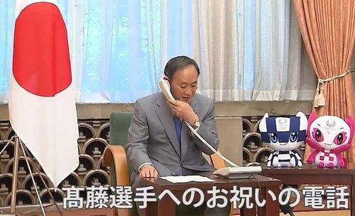 (도쿄=연합뉴스) 지난 25일 스가 요시히데 총리가 일본 선수로는 처음으로 2020도쿄올림픽 유도 남자 60㎏급에서 금메달을 획득한 다카토 나오히사 선수에게 축하 전화를 하고 있다. [일본 총리관저 제공. 재판매 및 DB 금지] photo@yna.co.kr