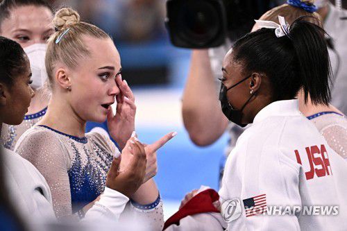 러시아 멜니코바에게 축하 인사 건네는 바일스(오른쪽) [AFP=연합뉴스]