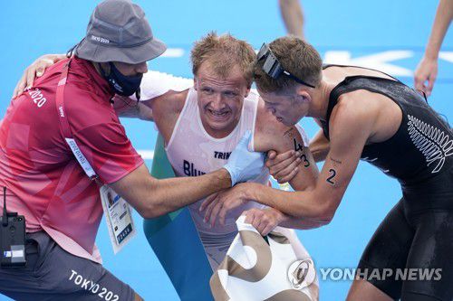 부축받는 블룸멘펠트[AP=연합뉴스 자료사진]